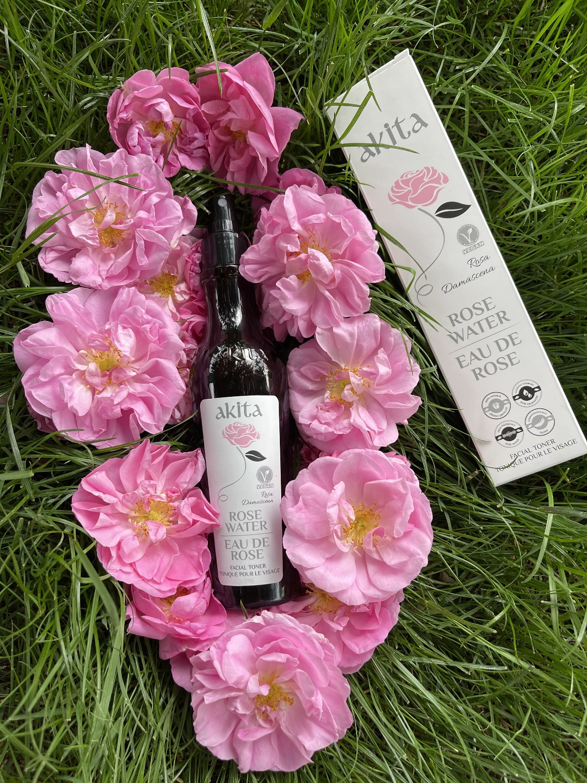 Akita Rose Water şişe ve ambalaj, pembe güllerle