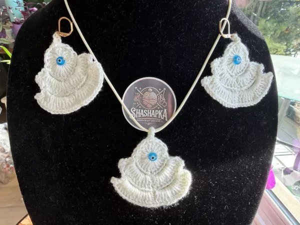 🌹 Akita’s Rose Oya Necklace & Earrings Set